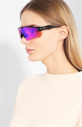 Женские разноцветные солнцезащитные очки Oakley, арт. 9208-920804 купить в ЦУМ | Фото №2 Солнцезащитные очки Oakley разноцветные | Фото №2