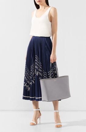 Женская сумка-тоут valentino garavani rockstud VALENTINO светло-серая цвета, арт. RW2B0B70/VSF купить в ЦУМ | Фото №2 Сумка-тоут Valentino Garavani Rockstud Valentino светло-серая цвета | Фото №2