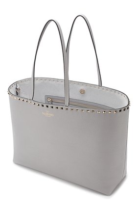 Женская сумка-тоут valentino garavani rockstud VALENTINO светло-серая цвета, арт. RW2B0B70/VSF купить в ЦУМ | Фото №4 Сумка-тоут Valentino Garavani Rockstud Valentino светло-серая цвета | Фото №4