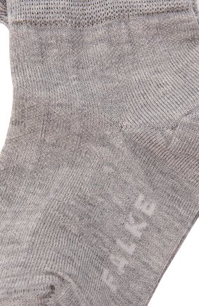 Детские хлопковые носки FALKE светло-серого цвета, арт. 12140 | Фото 2 (Статус проверки: Проверена категория, Проверено; Материал: Текстиль, Хлопок; Кросс-КТ: Школьные аксессуары, Носки; Региональные ограничения белый список (Axapta Mercury): RU)