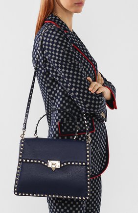 Женская сумка valentino garavani rockstud VALENTINO темно-синяя цвета, арт. RW2B0142/VSF купить в ЦУМ | Фото №5 Сумка Valentino Garavani Rockstud Valentino темно-синяя цвета | Фото №5