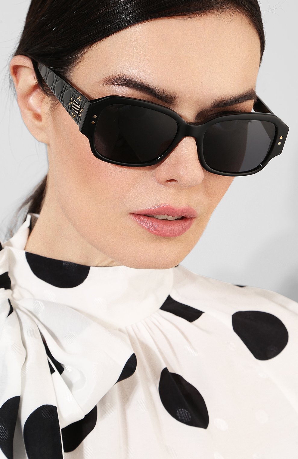 Женские черные солнцезащитные очки Dior, арт. LADYDI0RSTUDS5 807 купить в ЦУМ | Фото №2 Солнцезащитные очки Dior черные | Фото №2