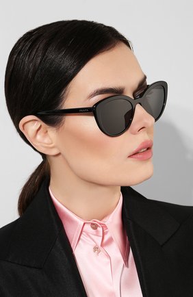 Женские черные солнцезащитные очки Prada, арт. 02VS-1AB5S0 купить в ЦУМ | Фото №2 Солнцезащитные очки Prada черные | Фото №2