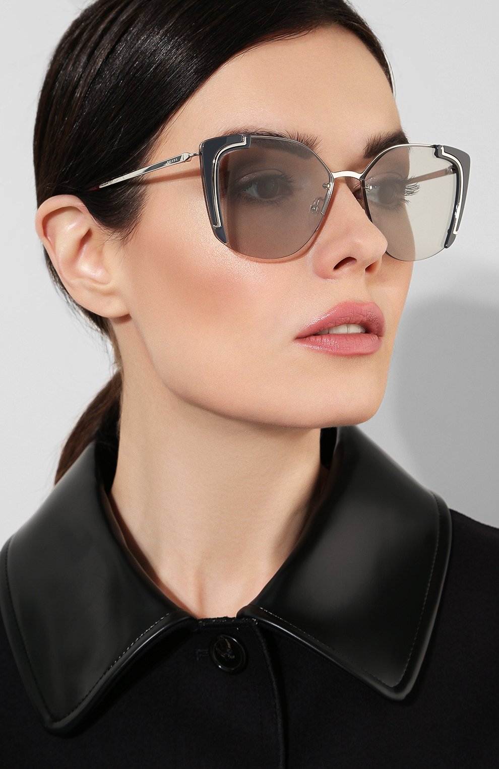 Женские серебряные солнцезащитные очки Prada, арт. 59VS-4295J0 купить в ЦУМ | Фото №2 Солнцезащитные очки Prada серебряные | Фото №2