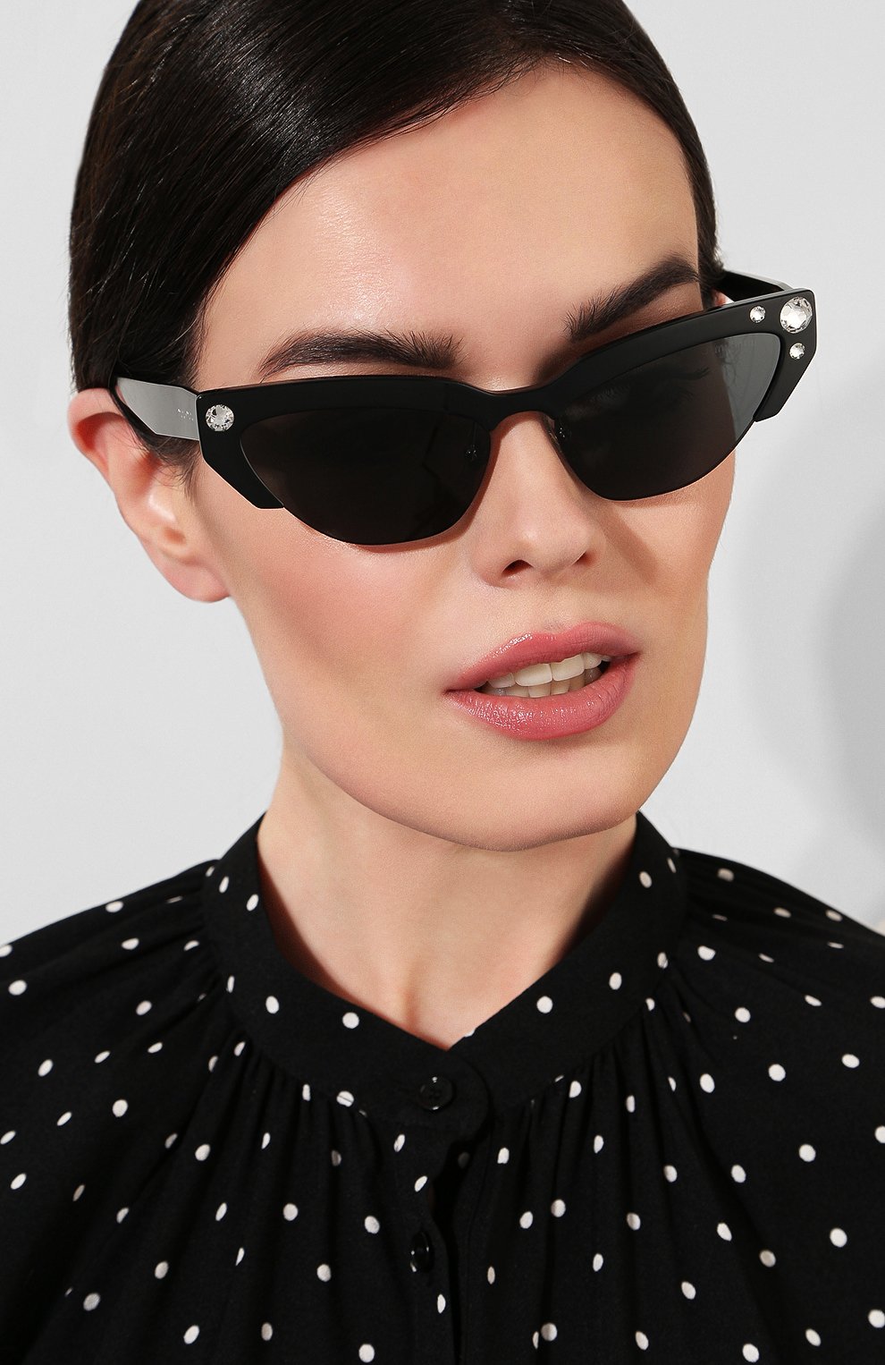 Женские черные солнцезащитные очки Miu Miu, арт. 04US-1251A1 купить в ЦУМ | Фото №2 Солнцезащитные очки Miu Miu черные | Фото №2