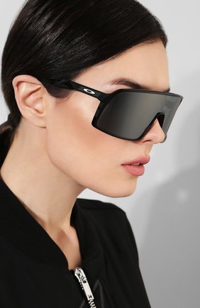 Женские солнцезащитные очки OAKLEY черного цвета по цене 12350 руб., арт. 9406-940601 | Фото 2 Женские солнцезащитные очки OAKLEY черного цвета, арт. 9406-940601 | Фото 2