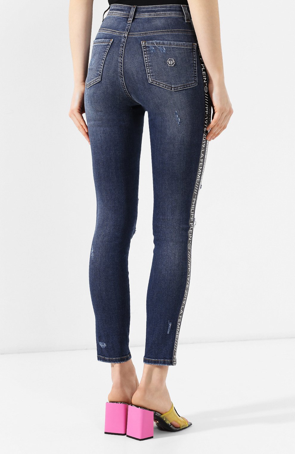 Женские синие джинсы с потертостями Philipp Plein, арт. S19C WDT0949 PDE004N купить в ЦУМ | Фото №4 Джинсы с потертостями Philipp Plein синие | Фото №4