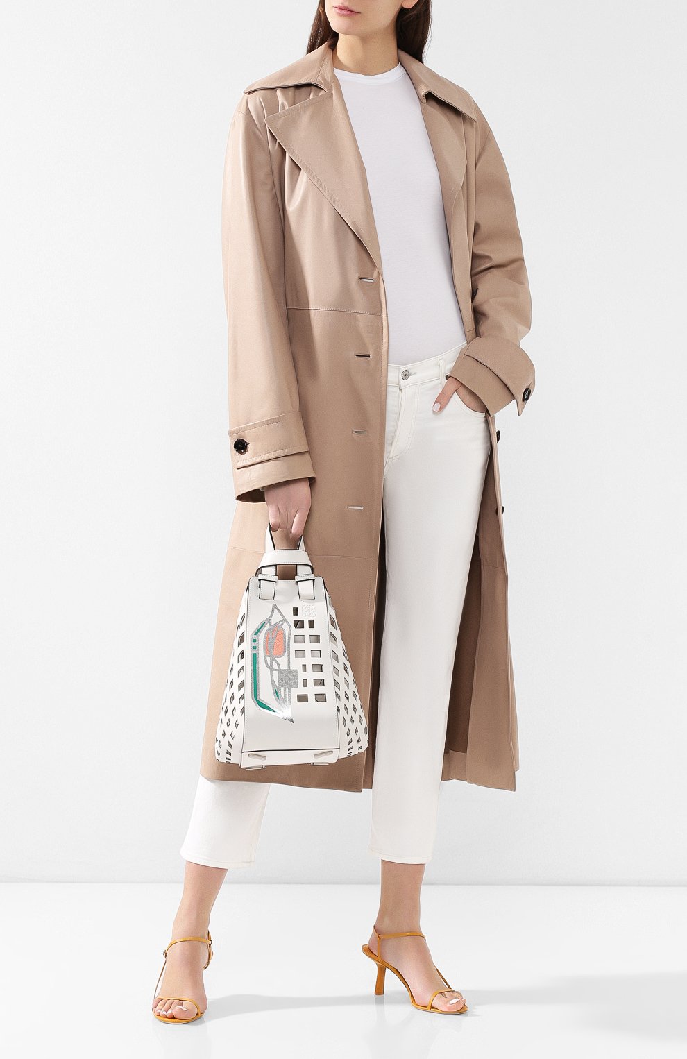 Женская сумка hammock medium LOEWE белая цвета, арт. 387.66XT38 купить в ЦУМ | Фото №2 Сумка Hammock medium Loewe белая цвета | Фото №2