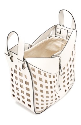 Женская сумка hammock medium LOEWE белая цвета, арт. 387.66XT38 купить в ЦУМ | Фото №4 Сумка Hammock medium Loewe белая цвета | Фото №4