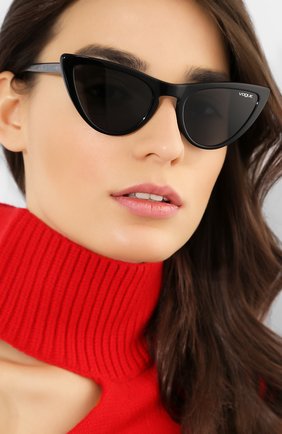 Женские солнцезащитные очки VOGUE EYEWEAR черного цвета по цене 6900 руб., арт. 5211S-W44/87 | Фото 2 Женские солнцезащитные очки VOGUE EYEWEAR черного цвета, арт. 5211S-W44/87 | Фото 2
