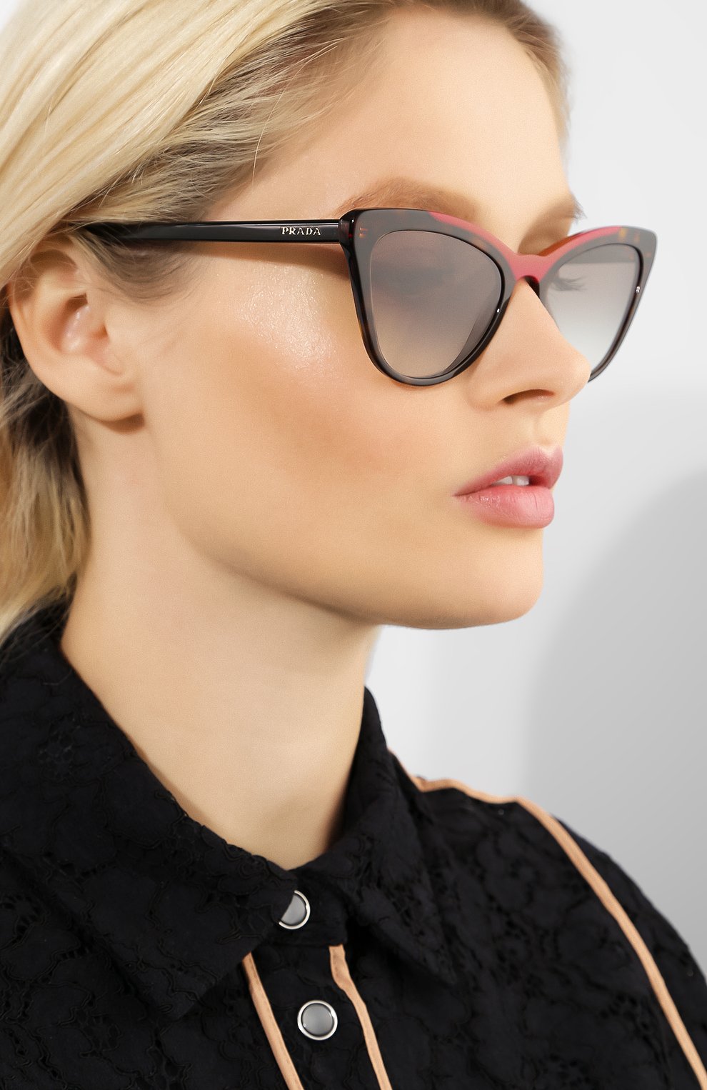 Женские солнцезащитные очки PRADA коричневого цвета, арт. 01VS-3200A7 | Фото 2 (Тип очков: С/з; Статус проверки: Проверена категория; Оптика Гендер: оптика-женское; Очки форма: Cat-eye)
