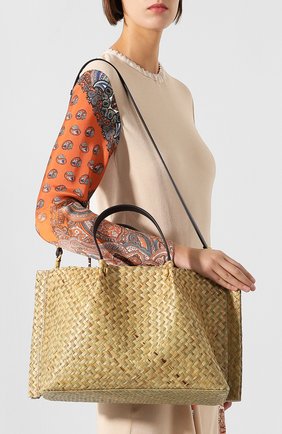 Женская сумка-тоут valentino garavani go logo escape medium VALENTINO бежевая цвета, арт. RW0B0D99/ILM купить в ЦУМ | Фото №5 Сумка-тоут Valentino Garavani Go Logo Escape medium Valentino бежевая цвета | Фото №5