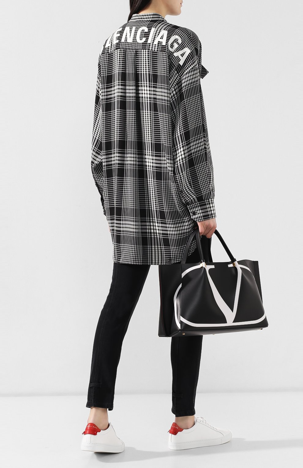 Женская сумка-тоут valentino garavani go logo escape medium VALENTINO черная цвета, арт. RW0B0D99/RRX купить в ЦУМ | Фото №2 Сумка-тоут Valentino Garavani Go Logo Escape medium Valentino черная цвета | Фото №2