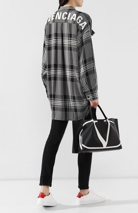 Женская сумка-тоут valentino garavani go logo escape medium VALENTINO черная цвета, арт. RW0B0D99/RRX купить в ЦУМ | Фото №2 Сумка-тоут Valentino Garavani Go Logo Escape medium Valentino черная цвета | Фото №2