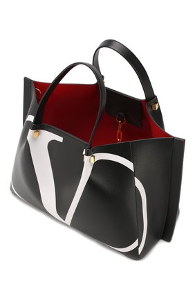 Женская сумка-тоут valentino garavani go logo escape medium VALENTINO черная цвета, арт. RW0B0D99/RRX купить в ЦУМ | Фото №4 Сумка-тоут Valentino Garavani Go Logo Escape medium Valentino черная цвета | Фото №4