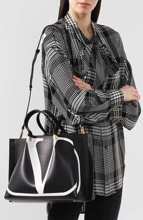 Женская сумка-тоут valentino garavani go logo escape medium VALENTINO черная цвета, арт. RW0B0D99/RRX купить в ЦУМ | Фото №6 Сумка-тоут Valentino Garavani Go Logo Escape medium Valentino черная цвета | Фото №6