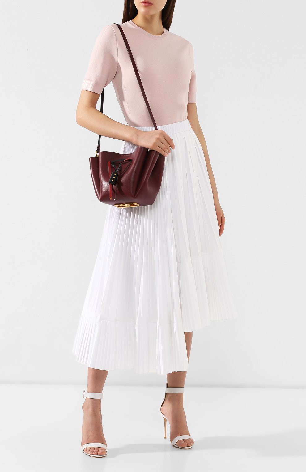Женская сумка valentino garavani go logo VALENTINO бордовая цвета, арт. RW0B0E17/RUG купить в ЦУМ | Фото №2 Сумка Valentino Garavani Go Logo Valentino бордовая цвета | Фото №2