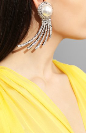 Женские белые серьги-клипсы Alessandra Rich, арт. FABA1720 купить в ЦУМ | Фото №2 Серьги-клипсы Alessandra Rich белые | Фото №2