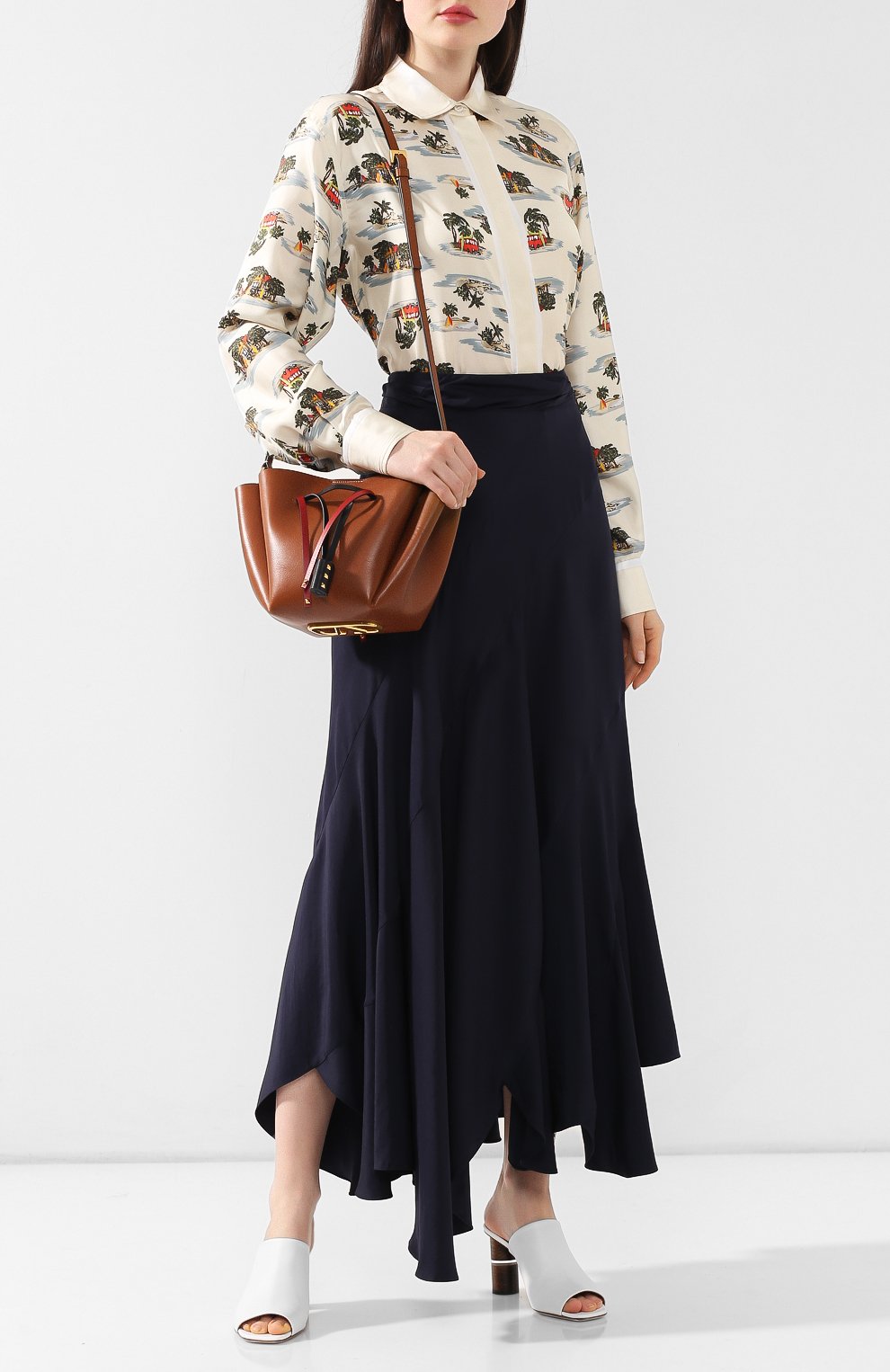 Женская сумка valentino garavani go logo VALENTINO коричневая цвета, арт. RW0B0E17/RUG купить в ЦУМ | Фото №2 Сумка Valentino Garavani Go Logo Valentino коричневая цвета | Фото №2