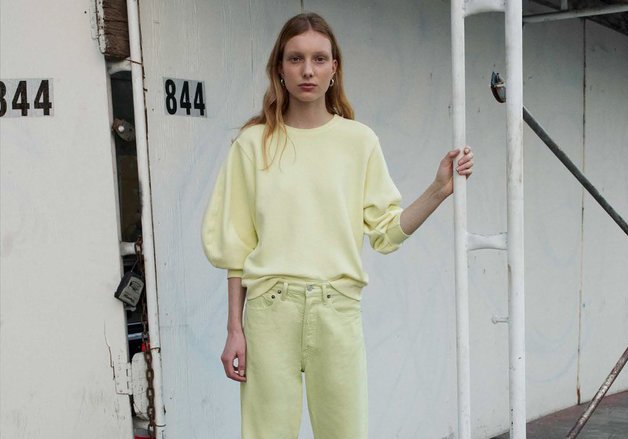 Скрасить осень: носите цветные джинсы вместо голубой классики